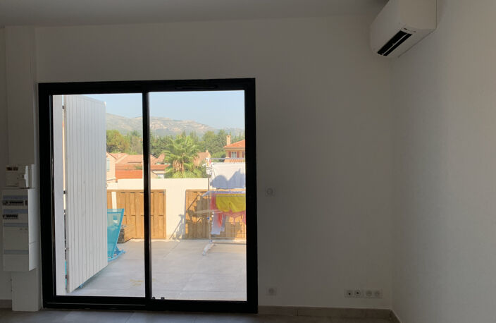 Haut de villa T2 non meublé - 32.08 m2 - AUBAGNE — photo 2