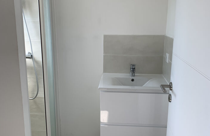 Haut de villa T2 non meublé - 32.08 m2 - AUBAGNE — photo 4