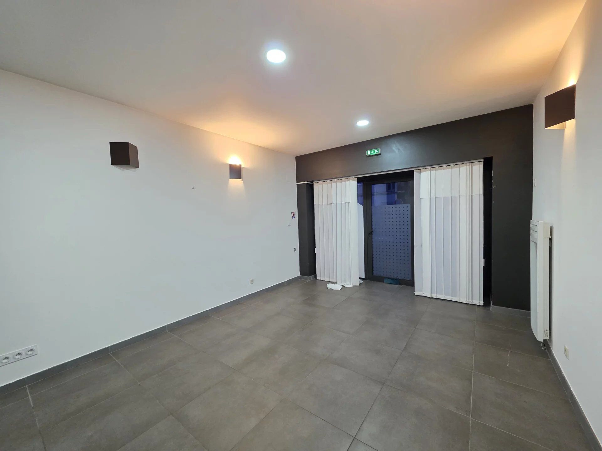 Local commercial 2 pièces 42 m² · à Séméac · 42 m² · 56 000 €