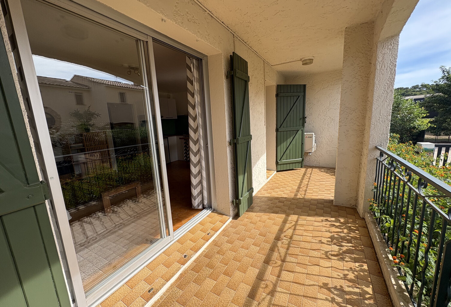 - SANARY SUR MER - GRAND STUDIO CLES EN MAIN - TOUT A PIED — photo 1
