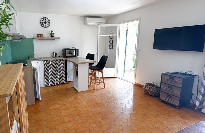 - SANARY SUR MER - GRAND STUDIO CLES EN MAIN - TOUT A PIED — photo 2