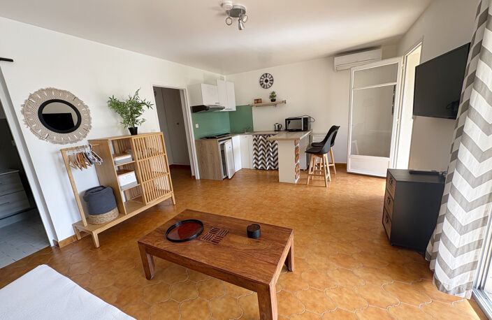 - SANARY SUR MER - GRAND STUDIO CLES EN MAIN - TOUT A PIED — photo 4
