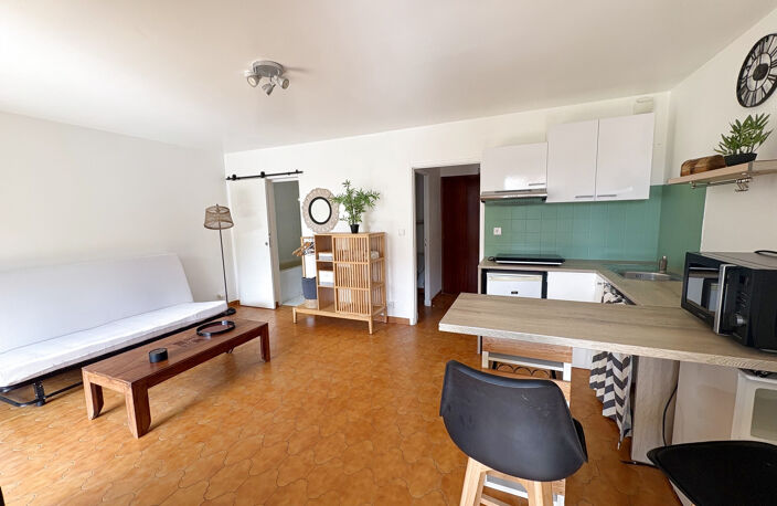 - SANARY SUR MER - GRAND STUDIO CLES EN MAIN - TOUT A PIED — photo 5
