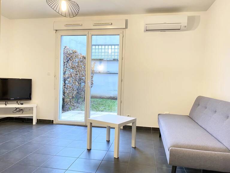 Studio meublé en rez-de-jardin - MEYZIEU centre — photo 1