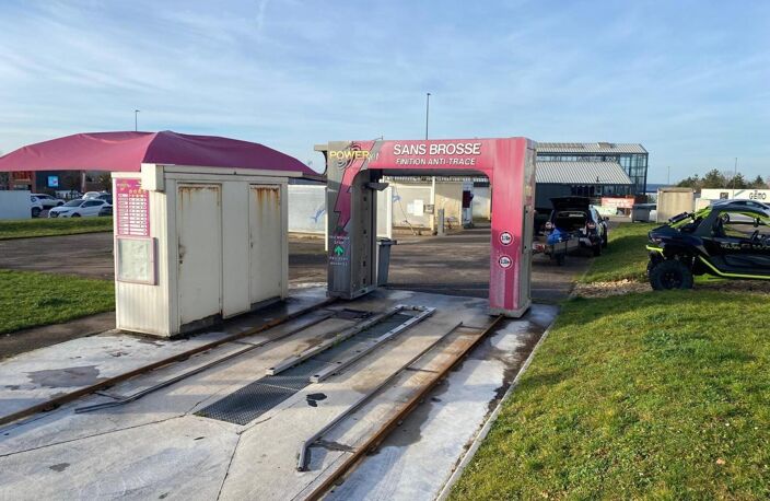 centre de lavages situé dans une zone commerciale, entre un NOZ et un opticien — photo 3