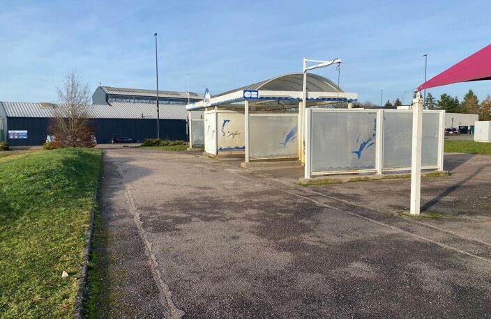 centre de lavages situé dans une zone commerciale, entre un NOZ et un opticien — photo 4