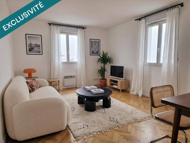 GRAND 2 PIECES EN PARFAIT ETAT AUX LILAS — photo du bien