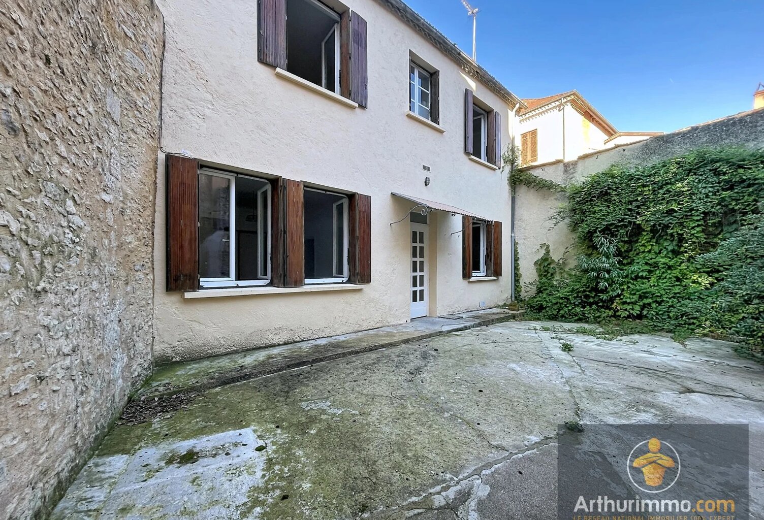 MAISON A LOUER CENTRE VILLE DU BUGUE — photo 1