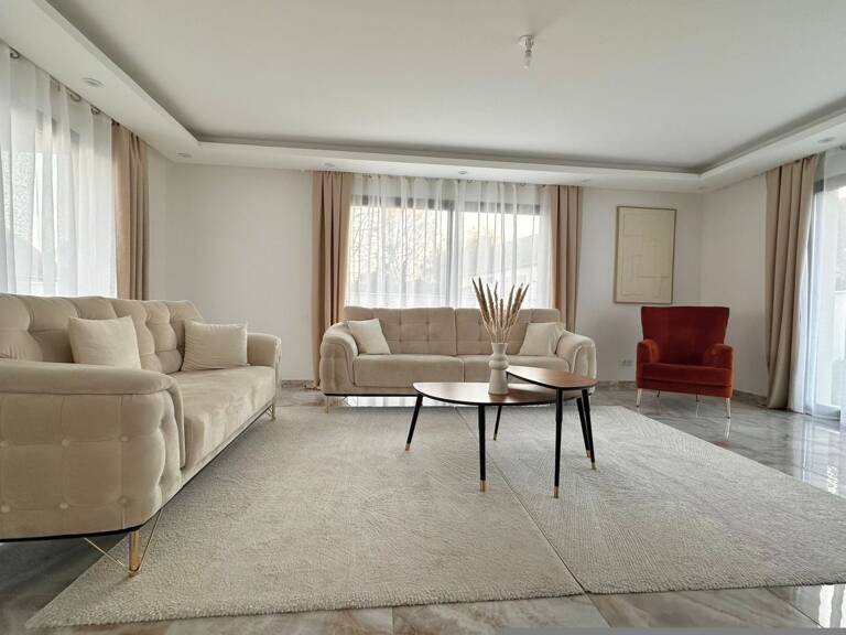 Villa — photo 1