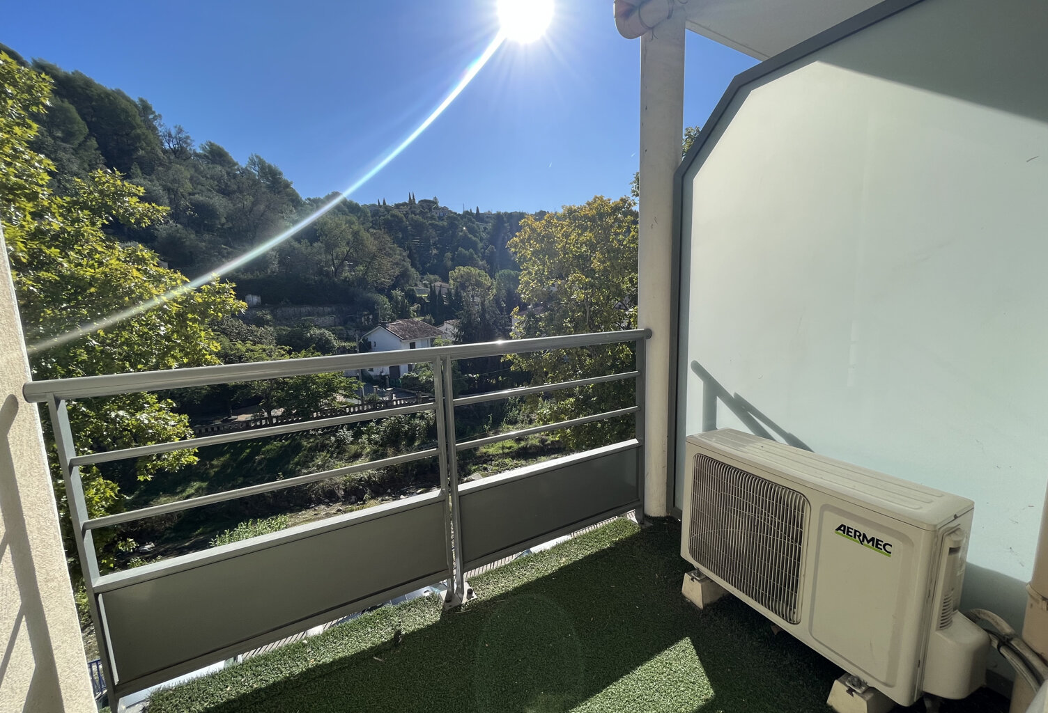 Beau 2 pièces, balcon et parking — photo 1