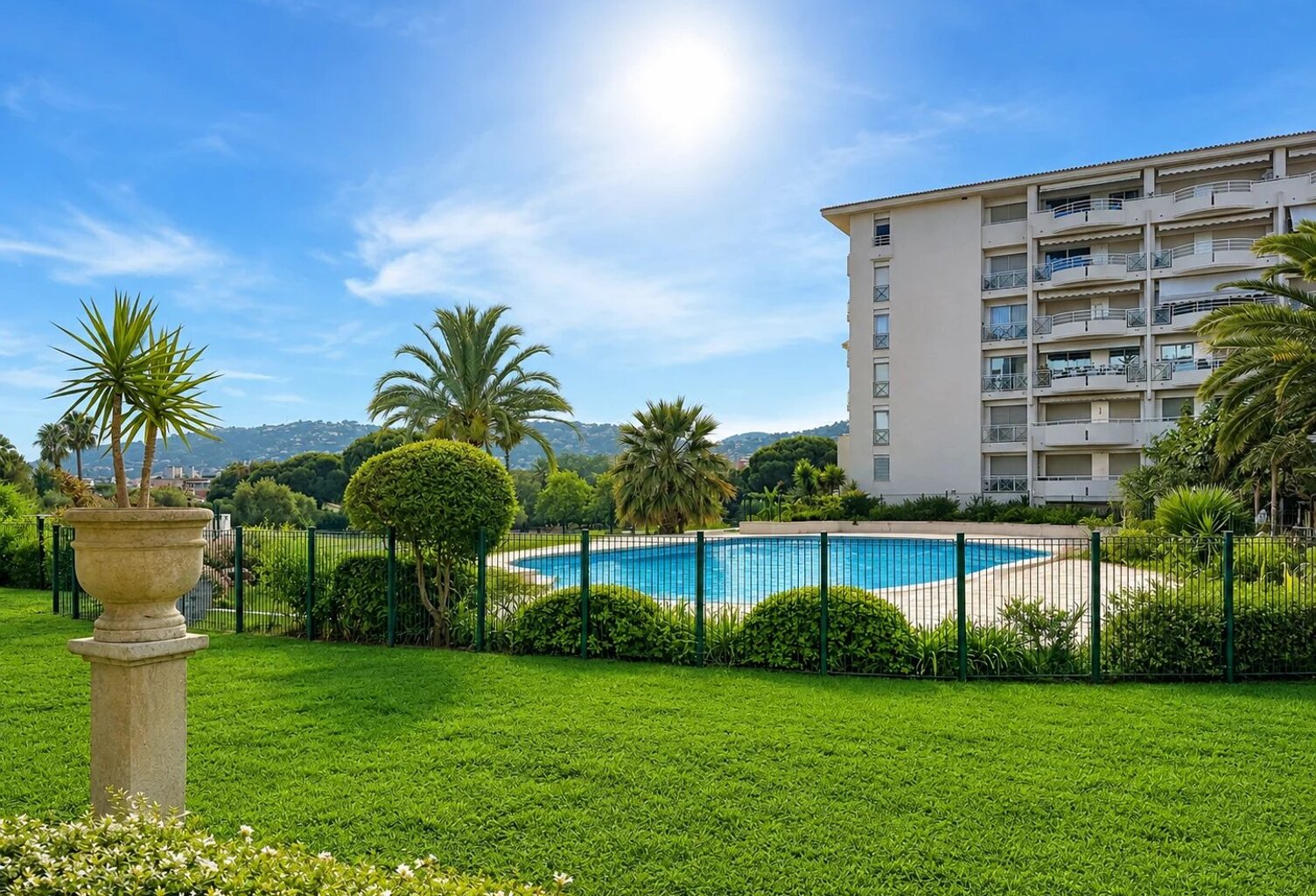 JUAN LES PINS - APPARTEMENT TYPE 5 PIÈCES  102M2 - PISCINE - PARC — photo 1