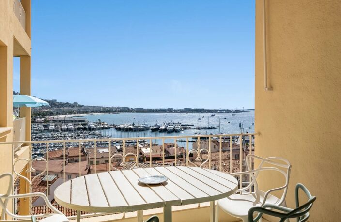 CANNES LE SUQUET – APPARTEMENT DE CHARME AVEC TERRASSE ET VUE MER PANORAMIQUE — photo 4