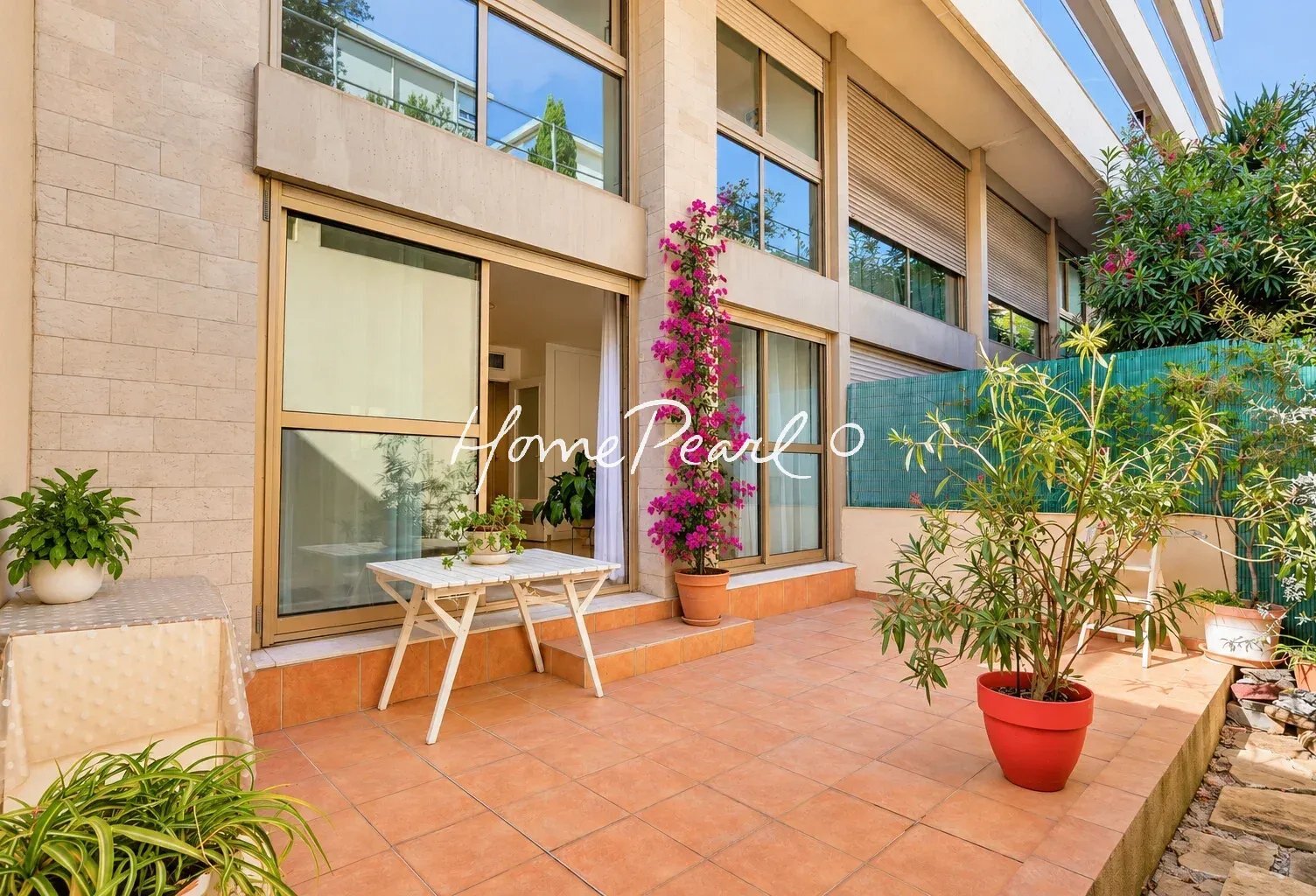 CARRE D'OR - STUDIO AVEC TERRASSE AU CALME ABSOLU — photo 1