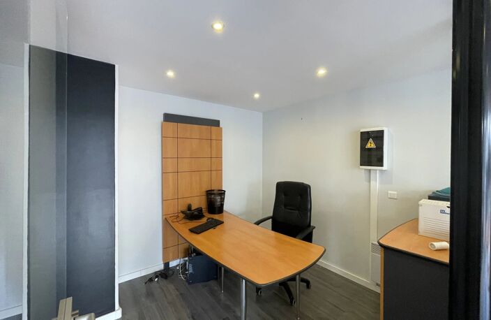 LOCAL COMMERCIAL 56M² - COMBS LA VILLE — photo 4
