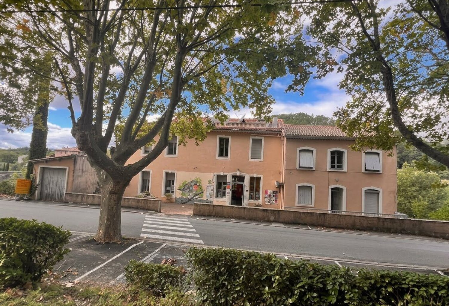 Immeuble avec terrain et terrasses — photo 1