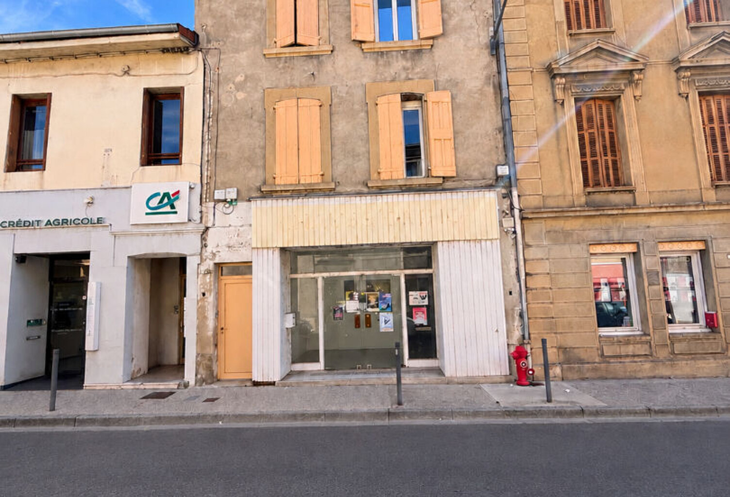 OPPORTUNITE !!! Belle rentabilité pour cet immeuble avec deux appartements spacieux et un local commercial — photo 1