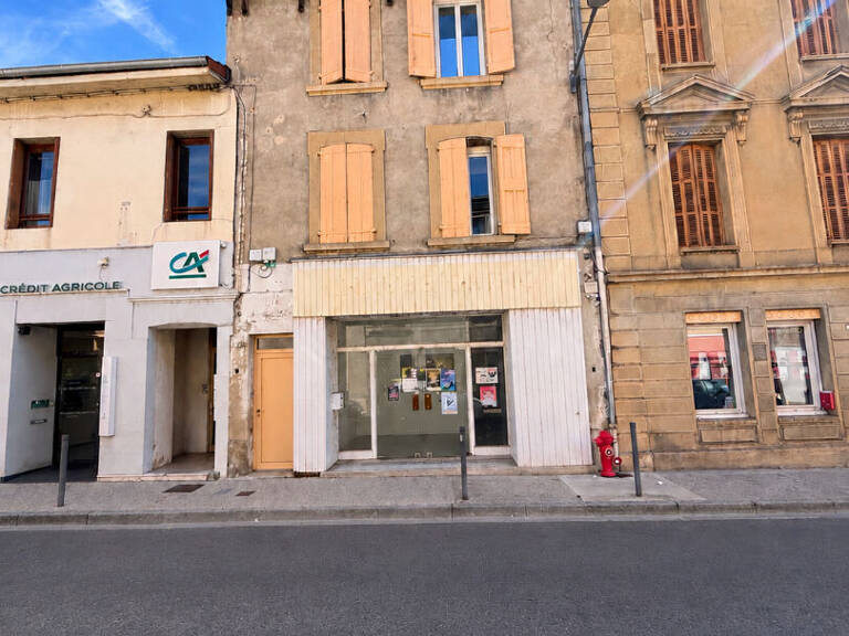 OPPORTUNITE !!! Belle rentabilité pour cet immeuble avec deux appartements spacieux et un local commercial — photo 1