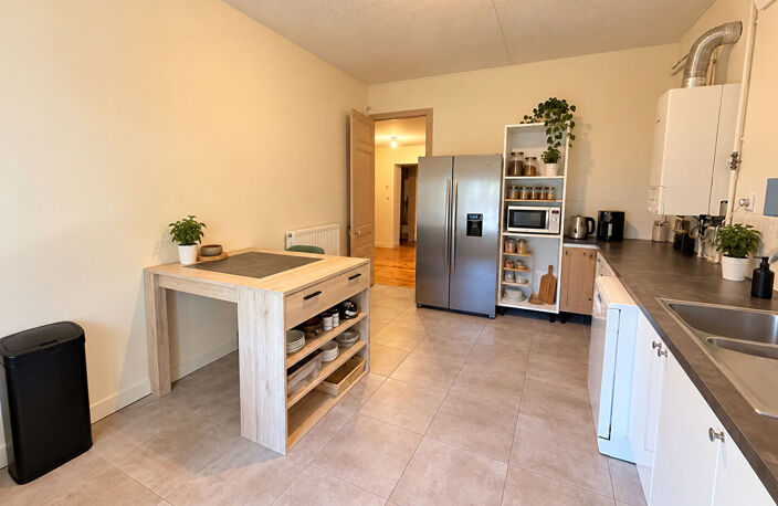 OPPORTUNITE !!! Belle rentabilité pour cet immeuble avec deux appartements spacieux et un local commercial — photo 4