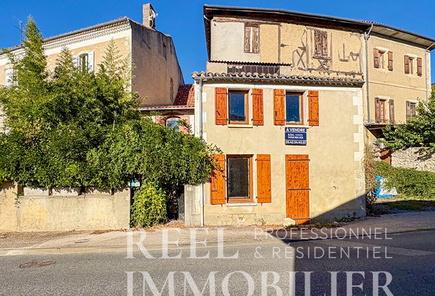 Maison de village en pierre à rénover avec cour et jardin — photo 1