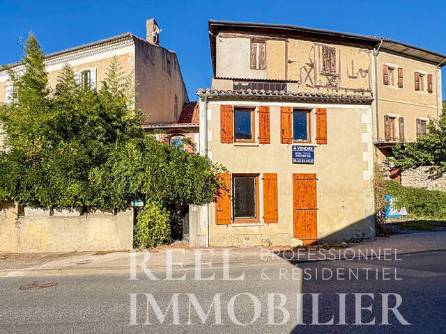 Maison de village en pierre à rénover avec cour et jardin — photo du bien