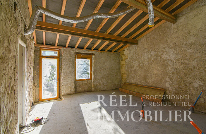 Maison de village en pierre à rénover avec cour et jardin — photo 2