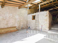 Maison de village en pierre à rénover avec cour et jardin — photo 3