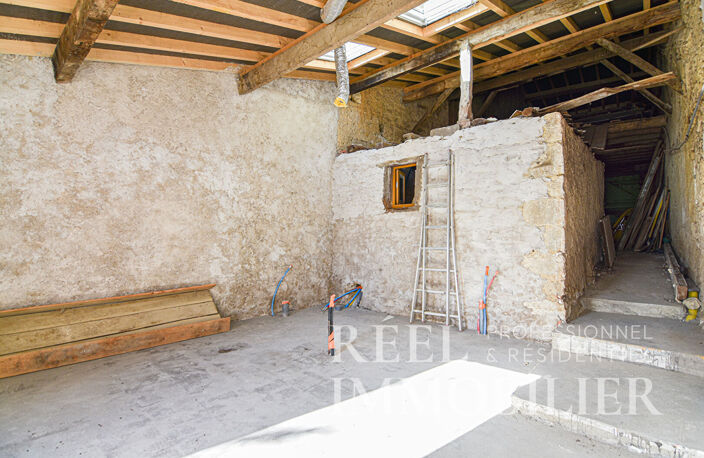 Maison de village en pierre à rénover avec cour et jardin — photo 3