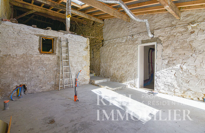 Maison de village en pierre à rénover avec cour et jardin — photo 4