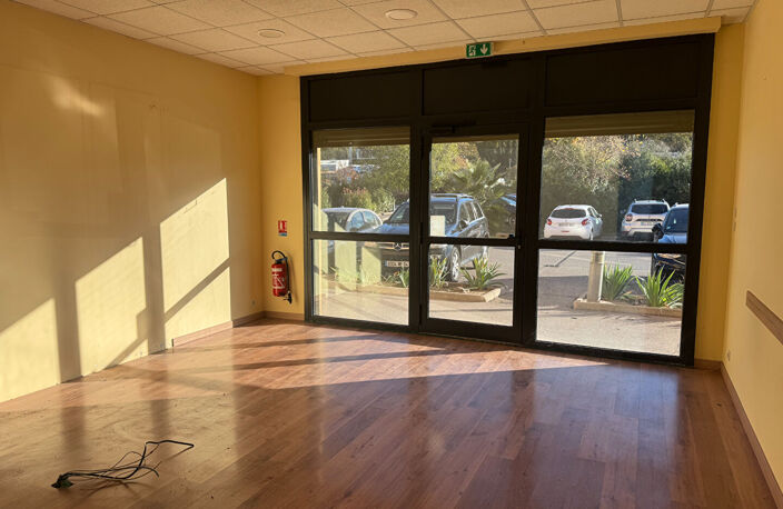 AIX SUD LOCAL 79M² PARKING — photo 2