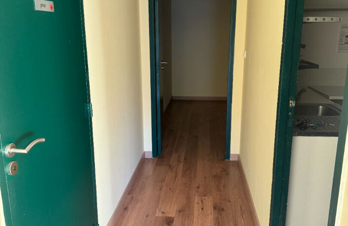 AIX SUD LOCAL 79M² PARKING — photo 3