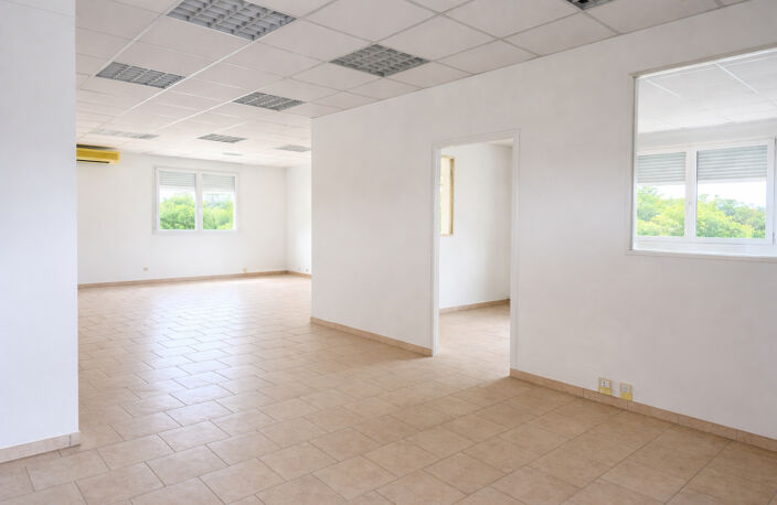 GARDANNE BUREAUX 110M² CLIMATISES PARKING — photo 2