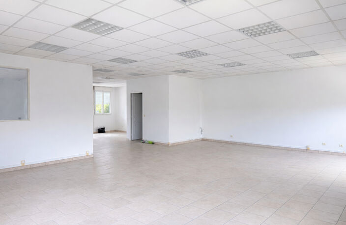 GARDANNE BUREAUX 110M² CLIMATISES PARKING — photo 3