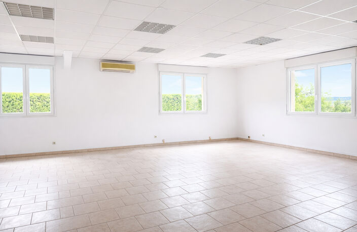 GARDANNE BUREAUX 110M² CLIMATISES PARKING — photo 4