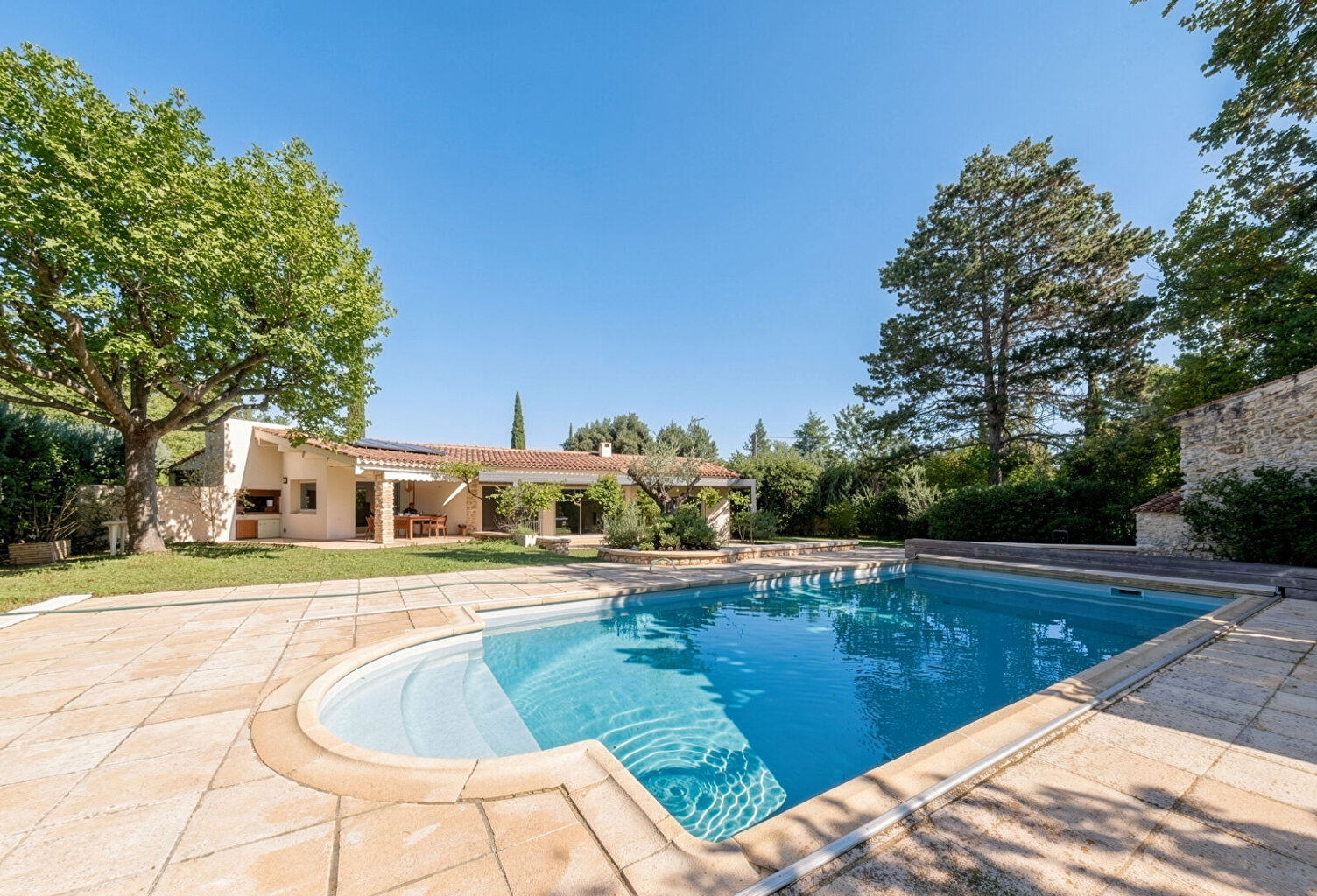Location Aix nord Celony LC Gestion vous propose une maison de plain pied de 275m² habitables  avec 6 chambres, appartement indépendant,  sur un terrain de 3250m²  avec piscine — photo 1
