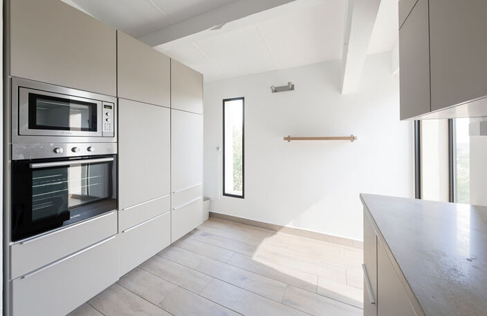Location Aix nord Celony LC Gestion vous propose une maison de plain pied de 275m² habitables  avec 6 chambres, appartement indépendant,  sur un terrain de 3250m²  avec piscine — photo 4