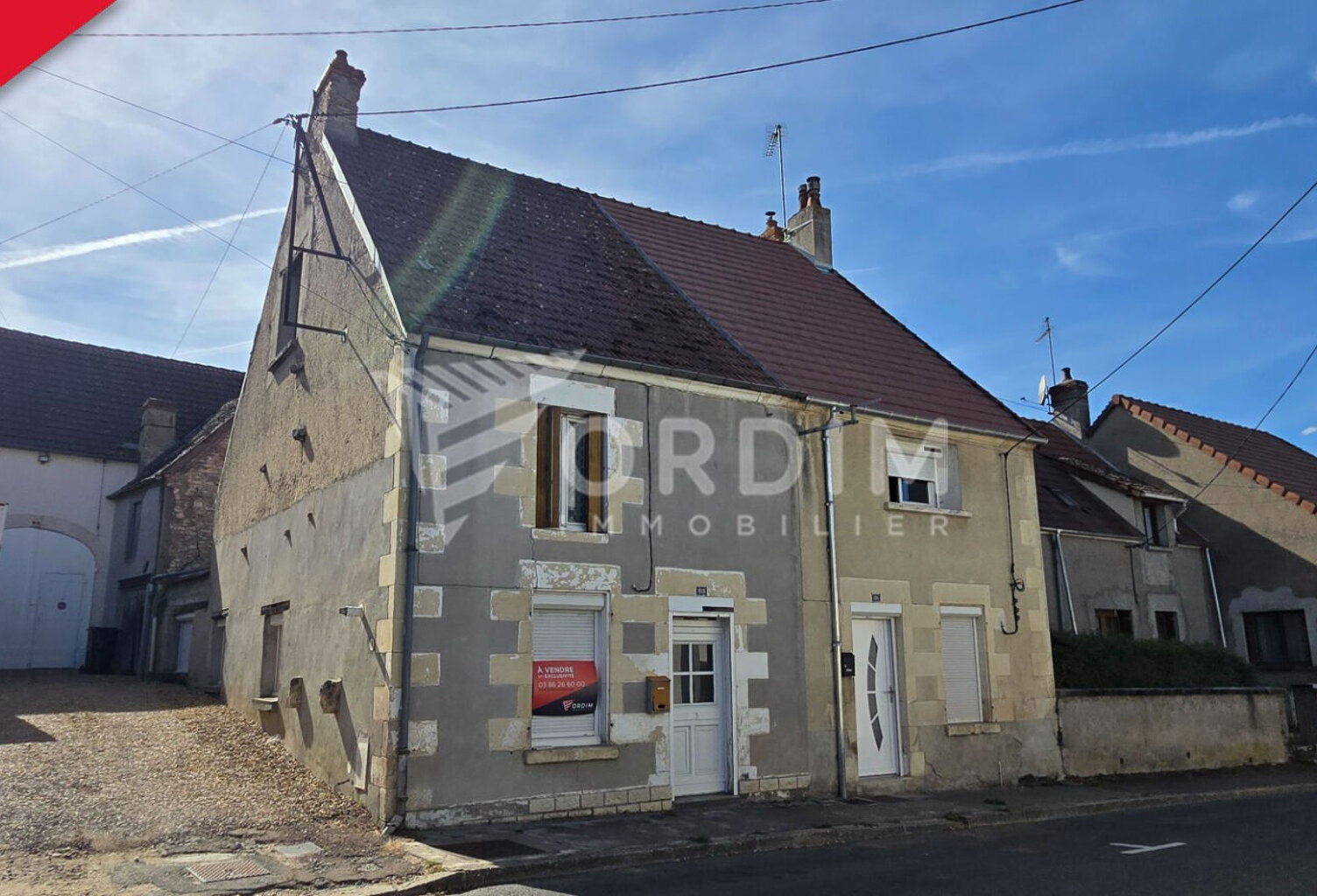 COSNE COURS SUR LOIRE : Maison de ville avec jardin — photo 1