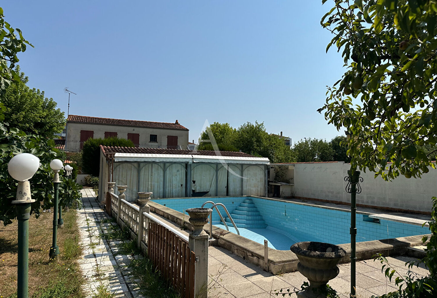 ROCHEFORT ? ENSEMBLE IMMOBILIER RARE ? MAISON AVEC PISCINE, LOCAUX COMMERCIAUX ET GARAGES LOUÉS ? FORT POTENTIEL ! — photo 1