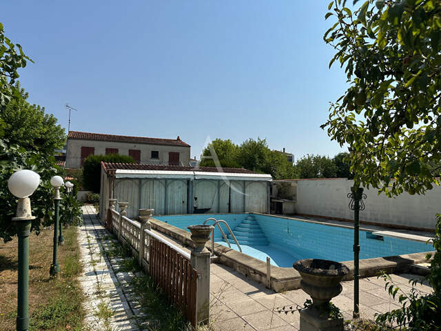 ROCHEFORT ? ENSEMBLE IMMOBILIER RARE ? MAISON AVEC PISCINE, LOCAUX COMMERCIAUX ET GARAGES LOUÉS ? FORT POTENTIEL ! — photo du bien