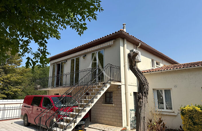 ROCHEFORT ? ENSEMBLE IMMOBILIER RARE ? MAISON AVEC PISCINE, LOCAUX COMMERCIAUX ET GARAGES LOUÉS ? FORT POTENTIEL ! — photo 2