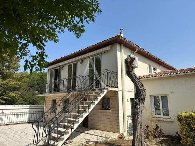 ROCHEFORT - ENSEMBLE IMMOBILIER RARE ? MAISON AVEC PISCINE, LOCAUX COMMERCIAUX ET GARAGES LOUÉS ? FORT POTENTIEL ! — photo du bien