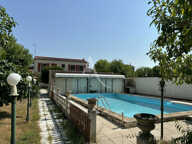 ROCHEFORT - ENSEMBLE IMMOBILIER RARE ? MAISON AVEC PISCINE, LOCAUX COMMERCIAUX ET GARAGES LOUÉS ? FORT POTENTIEL ! — photo 2