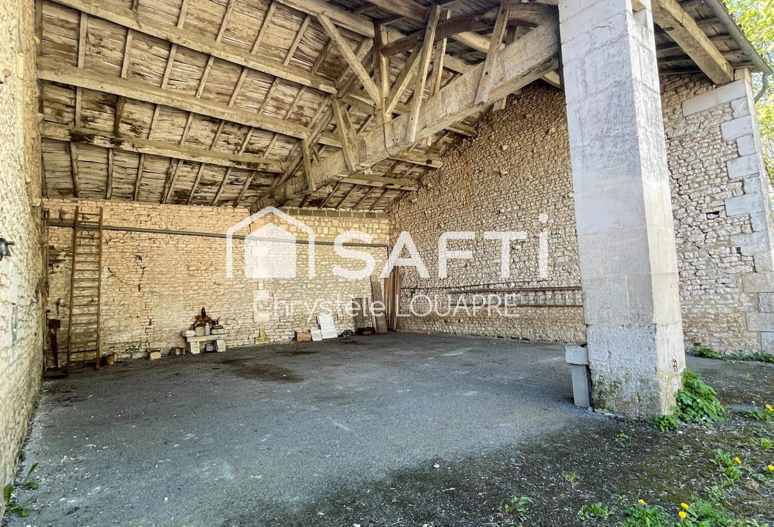 Maison à rénover 96m² avec grandes dépendances 370m² au sol sur terrain de 7000m² — photo 1