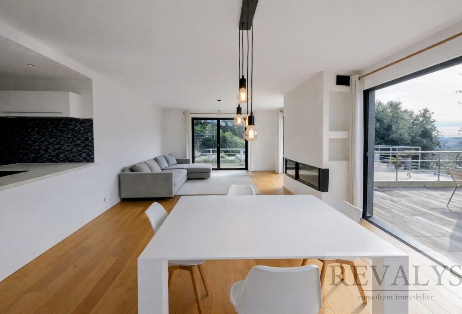 Villa — photo 1