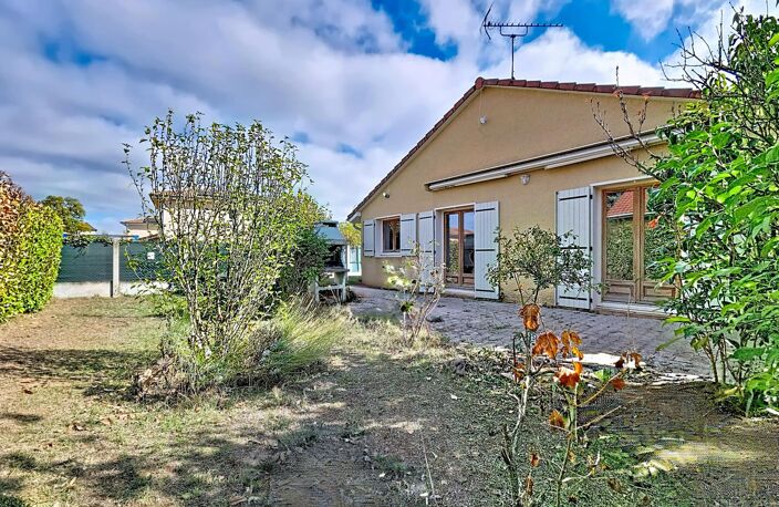 Gleizé, La Chartonnière  Plain-pied totalement rénové, jardin clos et garage — photo 2