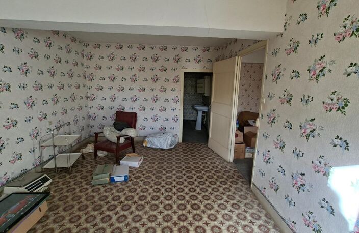 Une maison T3 garage, 2 greniers et  un commerce — photo 2
