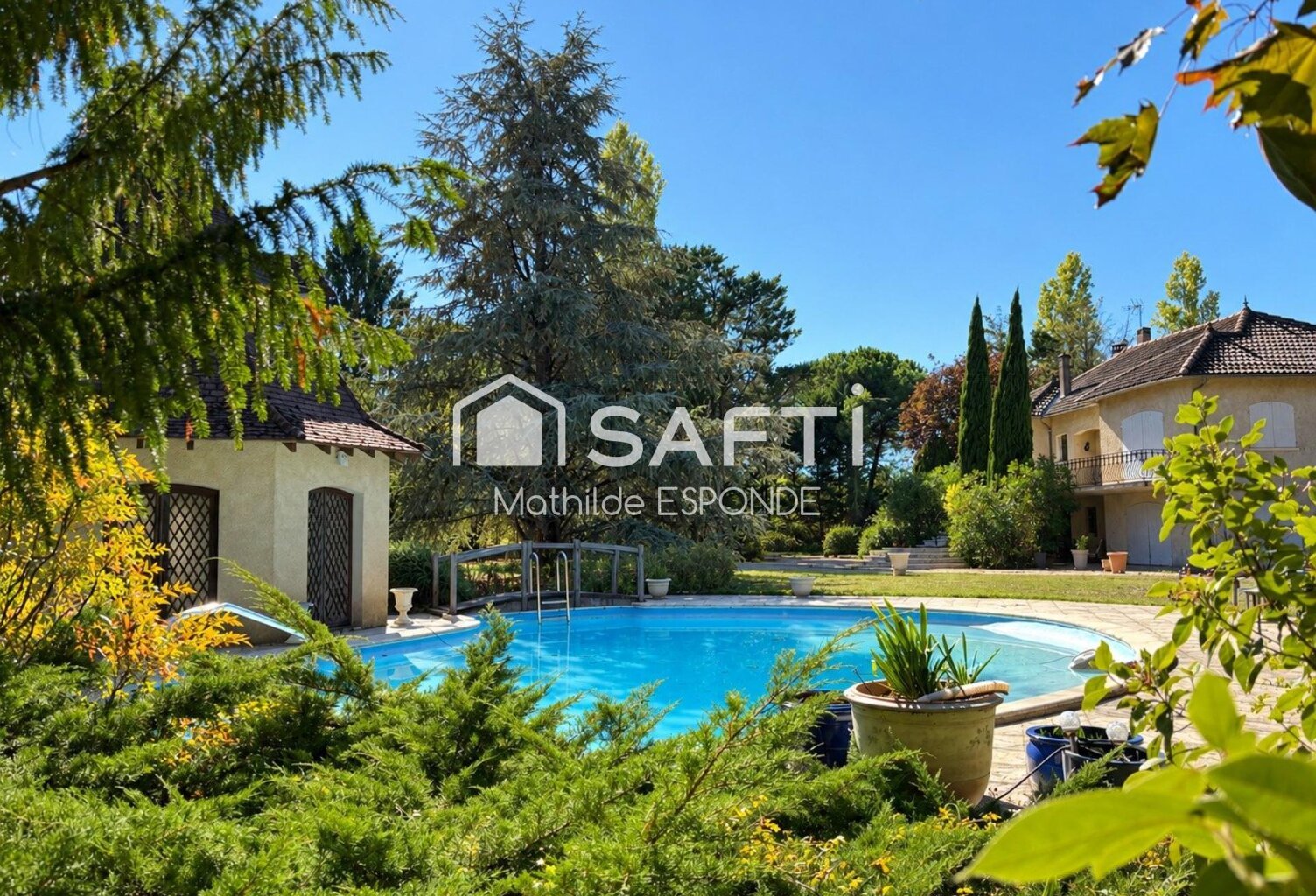 Maison de 224m² avec parc arboré, piscine et boxes — photo 1