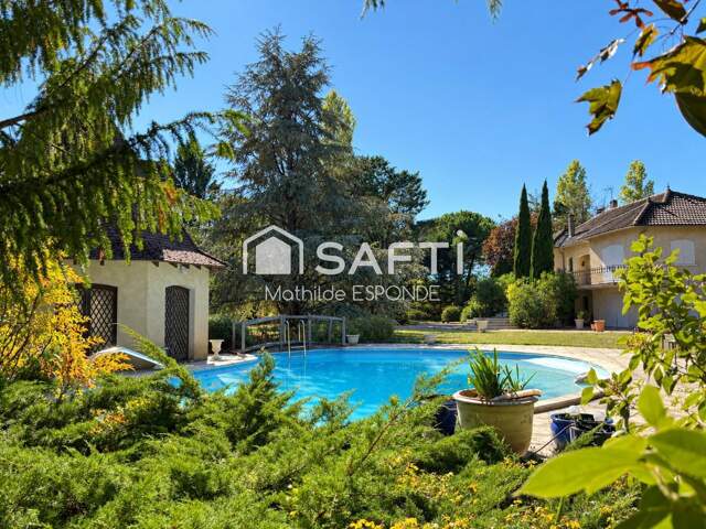 Maison de 224m² avec parc arboré, piscine et boxes — photo du bien