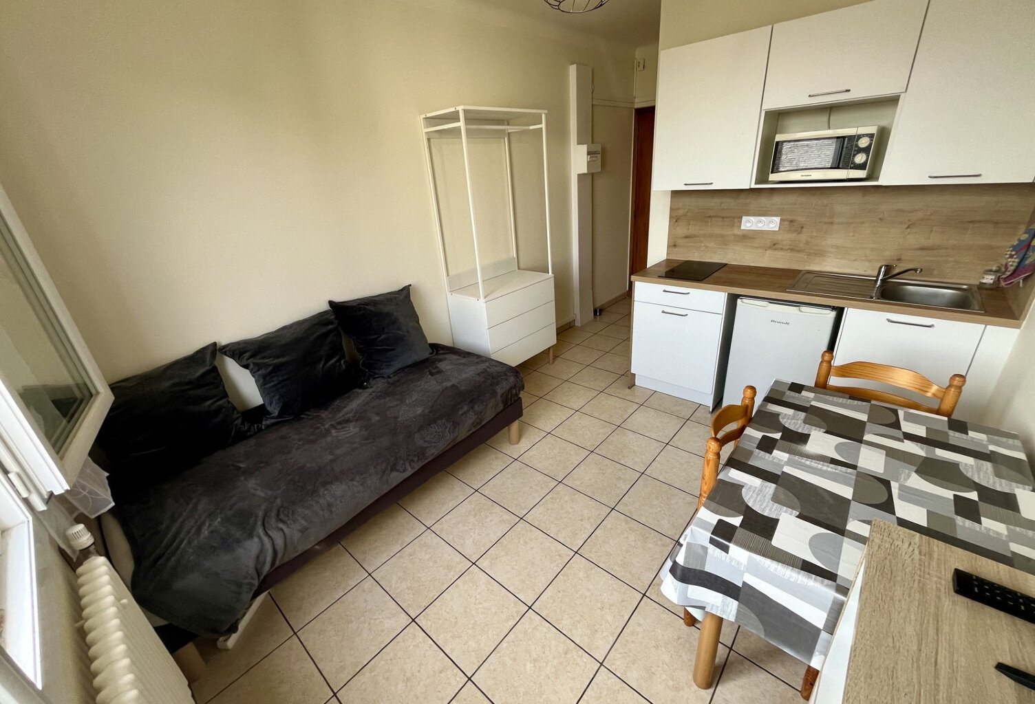 RODEZ   CENTRE-VILLE   STUDIO MEUBLÉ - 320 € CHARGES COMPRISES : EAU + CHAUFFAGE — photo 1