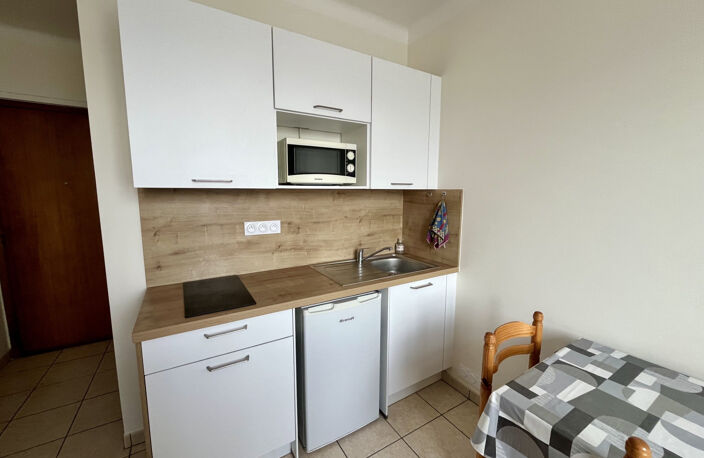RODEZ   CENTRE-VILLE   STUDIO MEUBLÉ - 320 € CHARGES COMPRISES : EAU + CHAUFFAGE — photo 2