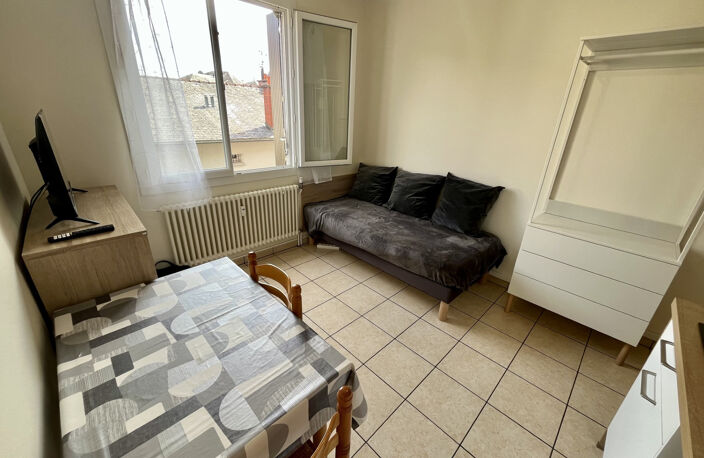 RODEZ   CENTRE-VILLE   STUDIO MEUBLÉ - 320 € CHARGES COMPRISES : EAU + CHAUFFAGE — photo 3